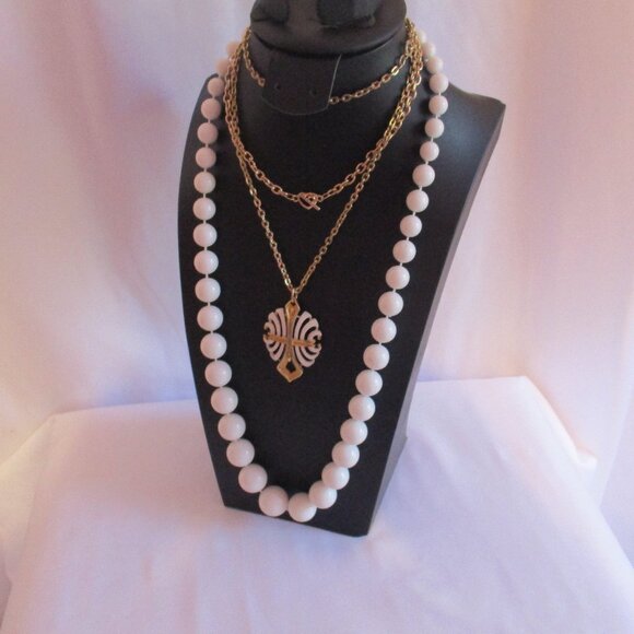 Multi Layered Necklace Lot White Acrylic Beaded Long Gold Tone Jewelry 24 in - Picture 5 of 6
